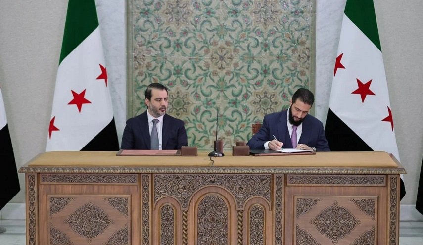 الجولاني يوقع مسودة الإعلان الدستوري في سوريا