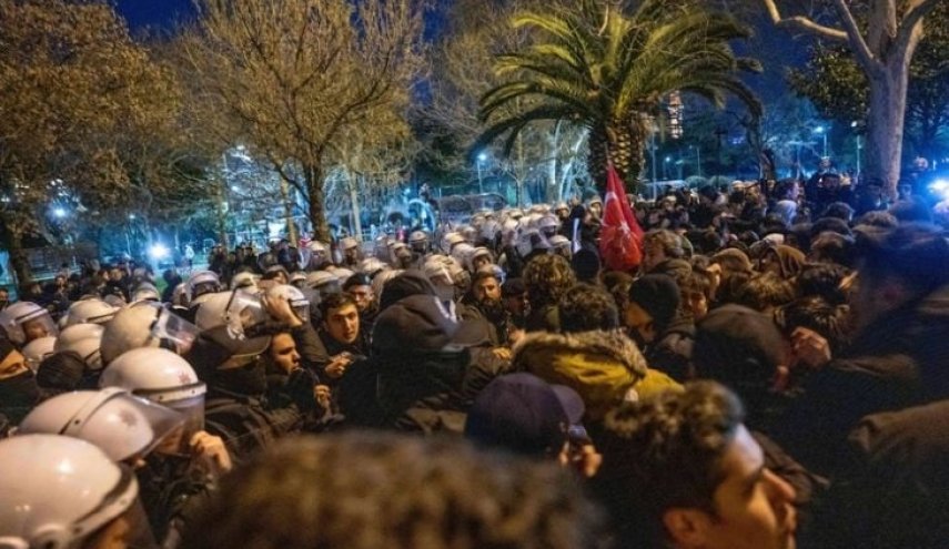 مظاهرات حاشدة في إسطنبول ضد الاعتقالات 