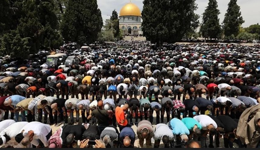 120 ألفا يؤدون صلاة العيد في المسجد الأقصى المبارك