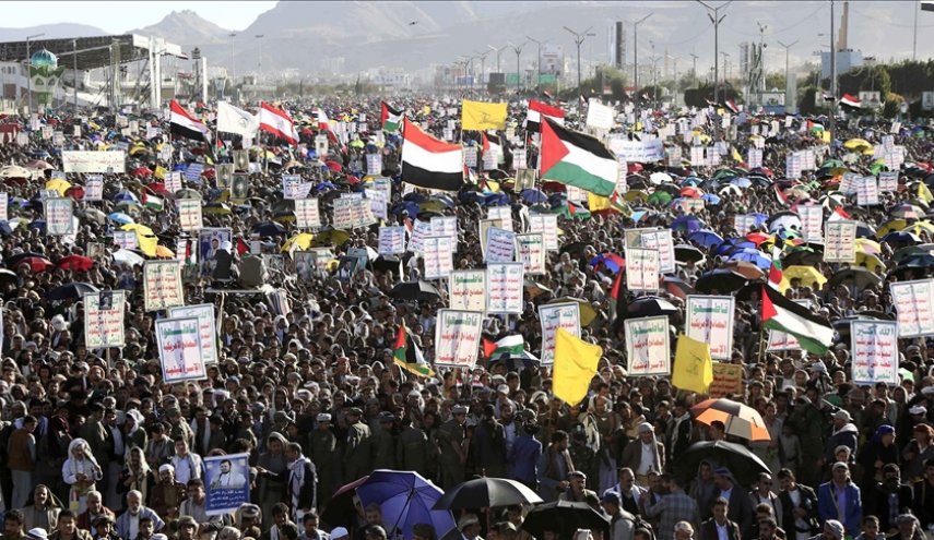 آلاف اليمنيين يتظاهرون ضد الإبادة الإسرائيلية بغزة عقب صلاة العيد