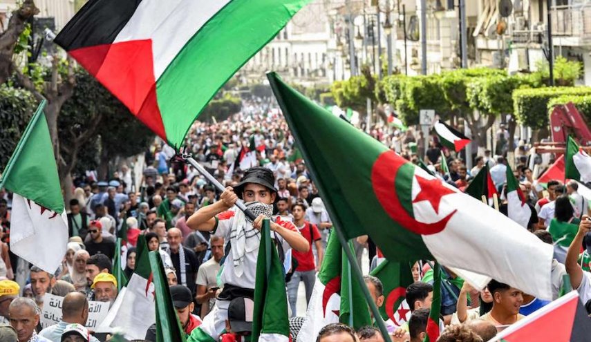 مظاهرات وهتافات امام السفارة الأمريكية بالجزائر ضد دعم واشنطن لإبادة غزة 
