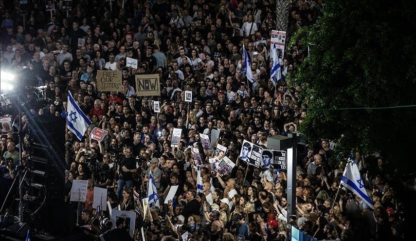 عائلات الأسرى الإسرائيليين لـ'ديرمر': صفقة.. أو الرحيل فورا