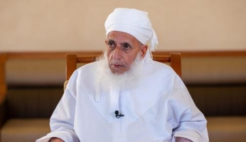 مفتي سلطنة عمان يستنكر تأييد دول عربية لطلب الاحتلال بتسليم سلاح المقاومة