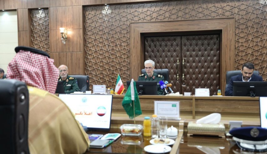 اللواء باقري: ايران مستعدة لتوسيع العلاقات الدفاعية الثنائية مع السعودية 