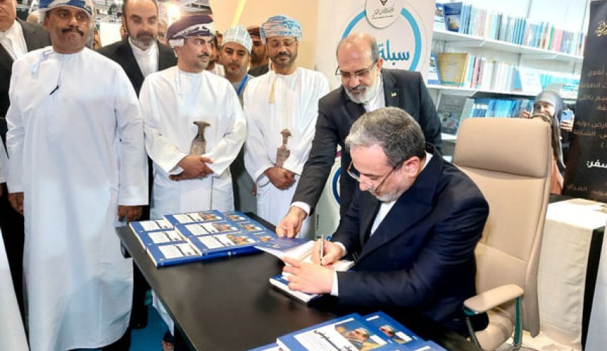 عراقجي يزور معرض مسقط الدولي للكتاب
