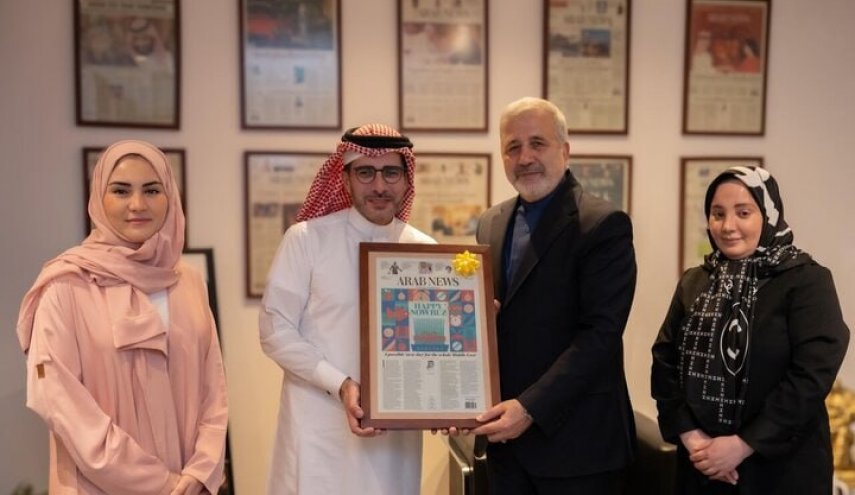 صحيفة سعودية تفاجئ السفير الإيراني في الرياض بهدية مميزة