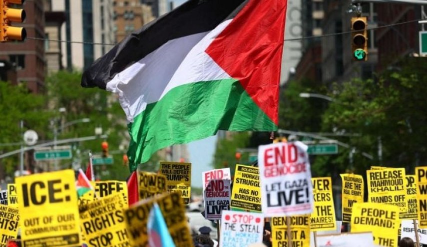 علم فلسطين يرفرف باحتجاجات عيد العمّال في أمريكا +صور