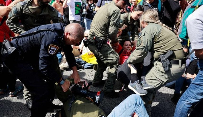 مواجهات بين متظاهرين والشرطة ضد حكومة الاحتلال في القدس
