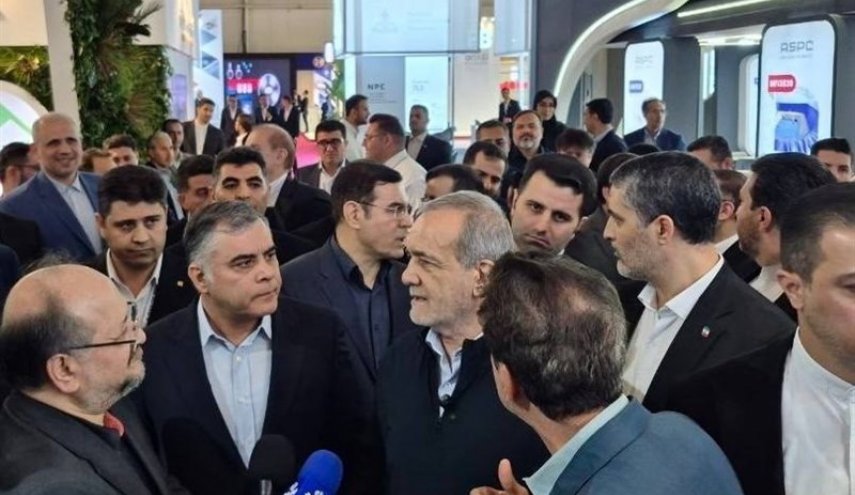 الرئيس الإيراني يزور المعرض الدولي للنفط والغاز والبتروكيماويات