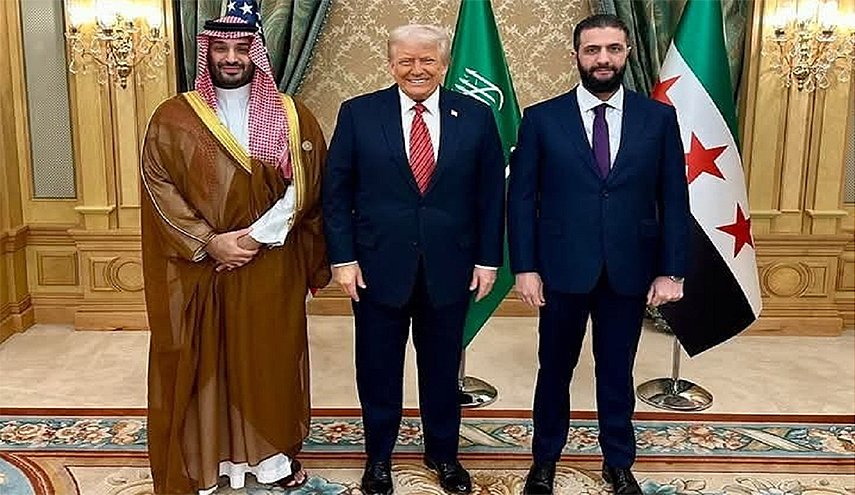 علاء مبارك يعلق على صورة ترامب مع بن سلمان والجولاني
