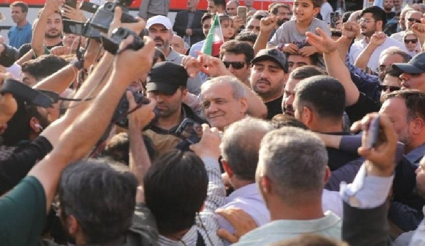 بزشكيان يشارك في تجمع شعبي وسط طهران احتجاجًا على العدوان الأميركي