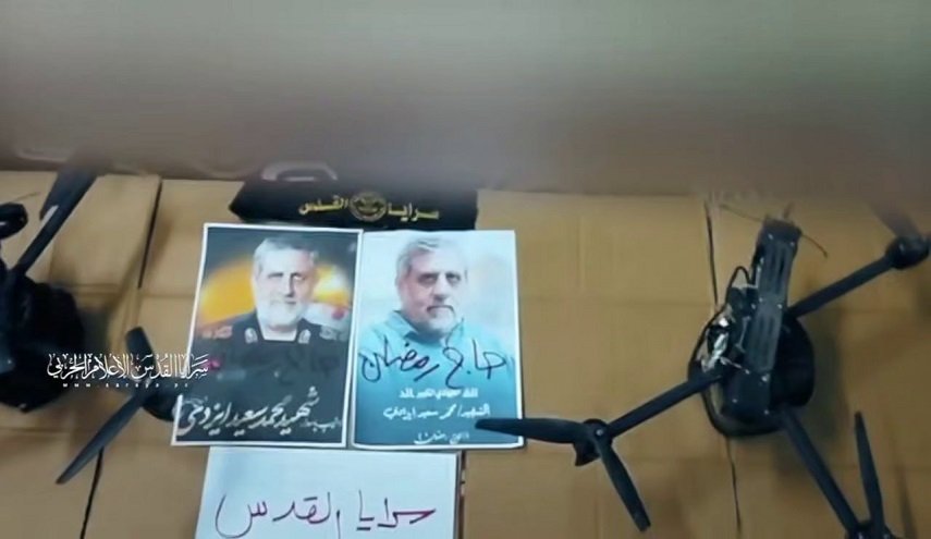 سرايا القدس تدك نتساريم وترفع صورة قائد إيراني على غنائم الاحتلال
