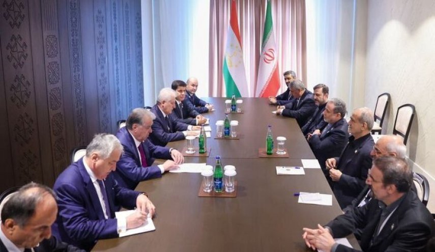 الرئيس الايراني يلتقي نظيره الطاجيكي على هامش قمة ايكو