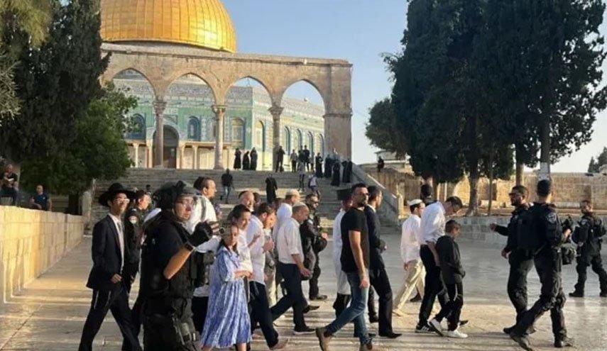 مستوطنون يقتحمون المسجد الأقصى