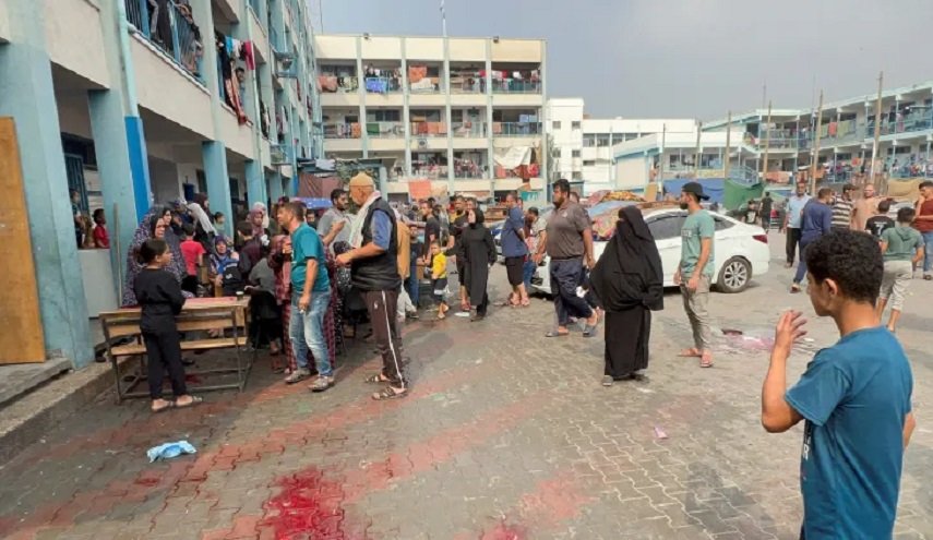 حرب الإبادة مستمرة: شهداء وجرحى في قصف مدرسة تؤوي نازحين وسط غزة