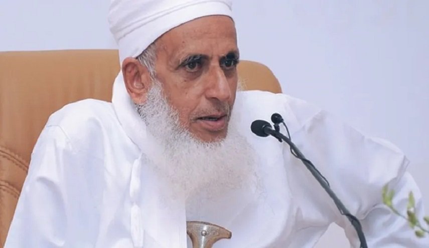مفتي عُمان يجدّد التحية لليمن ويؤكّـد: حطَّموا كل أُسطورة وردُّوا الأعداء على أدبارهم
