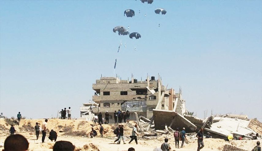 'لوموند': إسقاط المساعدات جوا لغزة قطرة أمام حجم الاحتياجات 