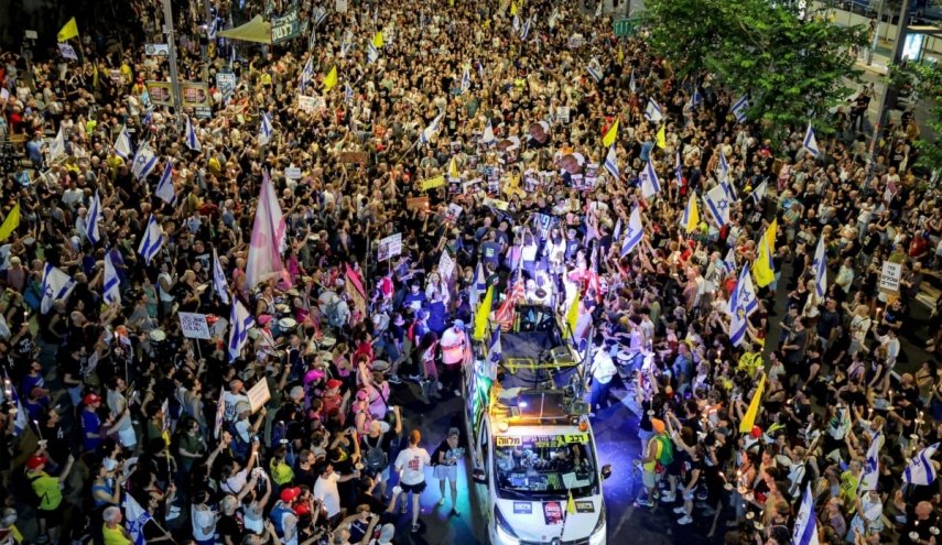 مظاهرات حاشدة في تل أبيب ضد حكومة الإحتلال واقتحام استوديوهات القناة 13
