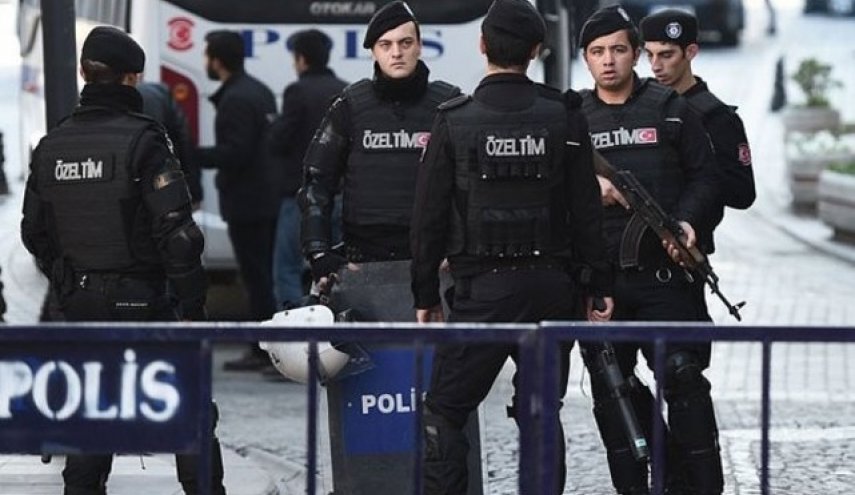 تركيا: اعتقال 40 شخصا بينهم رئيس بلدية بيوغلو المعارض
