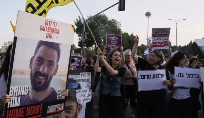 مظاهرة أمام منزل نتنياهو للمطالبة بصفقة تبادل للأسرى
