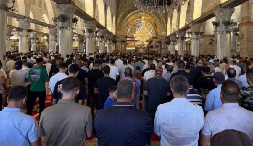 50 ألف مصل يؤدون صلاة الجمعة في المسجد الأقصى
