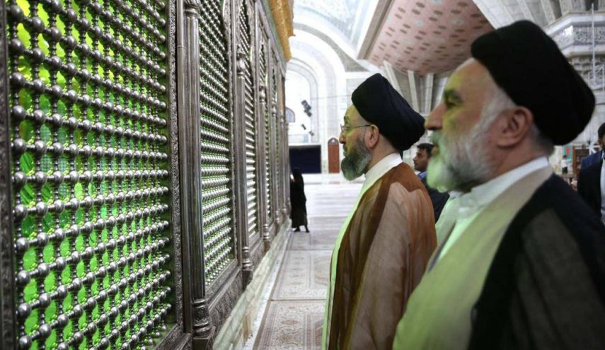  السيد الحكيم يزور مرقد الإمام الراحل (رض) في مستهل زيارته لطهران