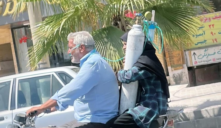 محاربًا إيرانيًا متأثرًا بالأسلحة الكيميائية..قصة وفاء زوجة تلامس القلب