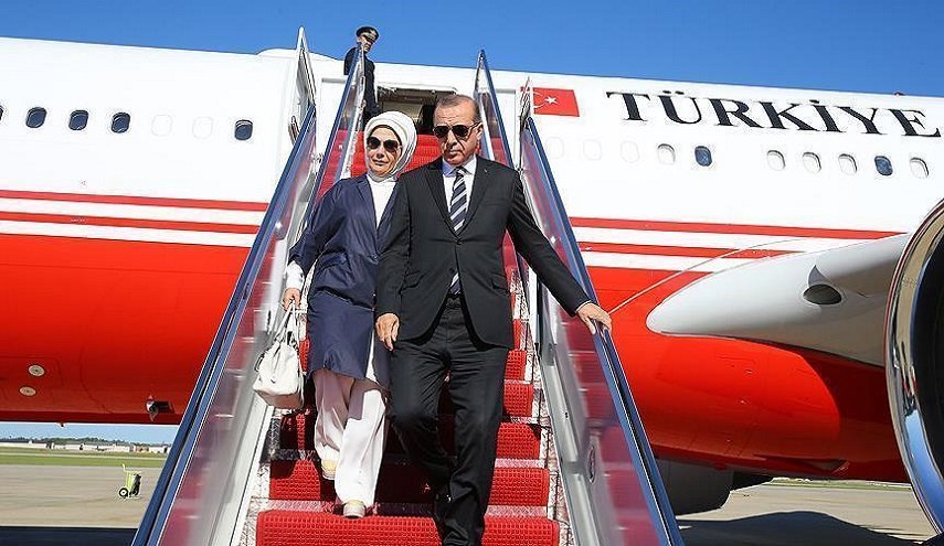 أردوغان يصل الى مسقط تحت حراسة عسكرية