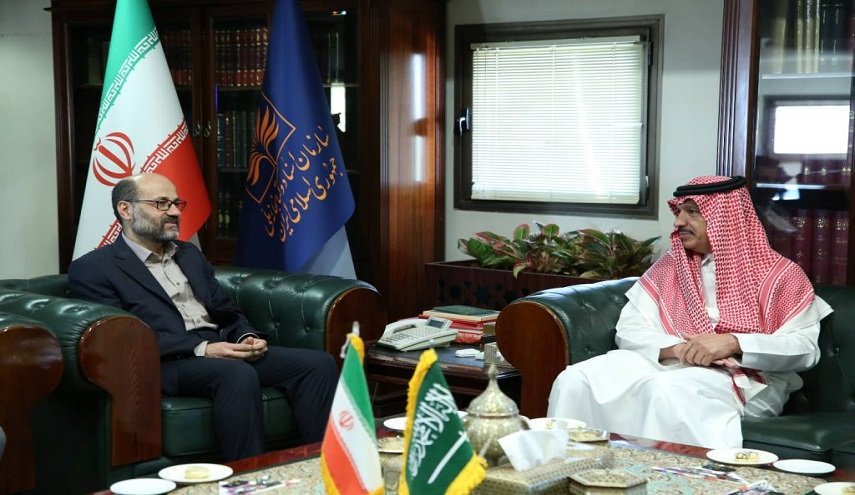 رفوف الكتب تمد جسور التقارب بين الرياض وطهران