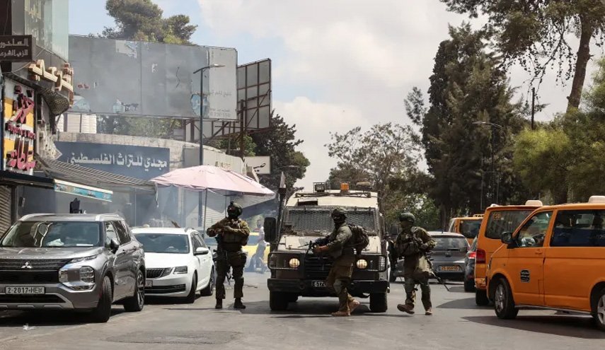 الاحتلال يشن حملة مداهمات واعتقالات واسعة في أنحاء الضفة