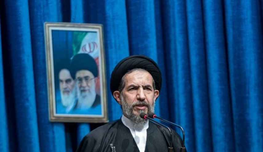 خطيب جمعة طهران: صمود شعبنا ثمرة التأسي بمدرسة القرآن الكريم
