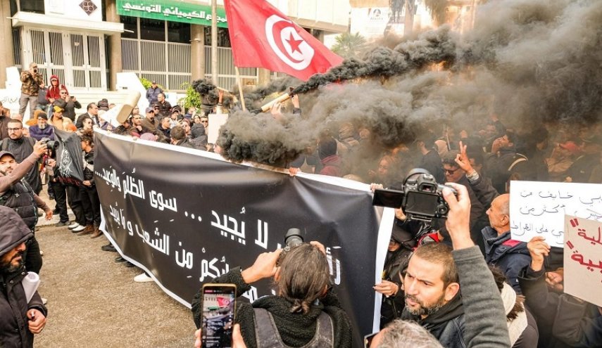  تونسيون يخرجون في مسيرة رفضا للتضييق على الحريات وللمطالبة بإصلاحات
