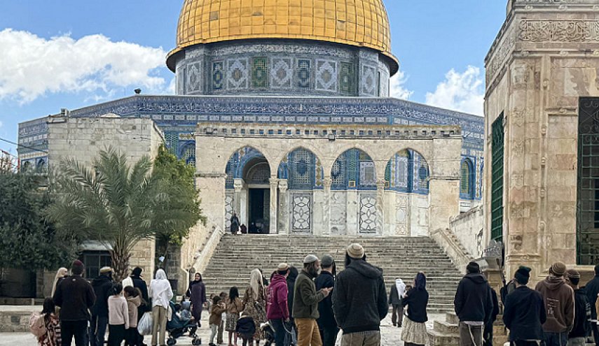 عشرات المستوطنين يقتحمون الأقصى ويؤدّون طقوساً تلمودية 
