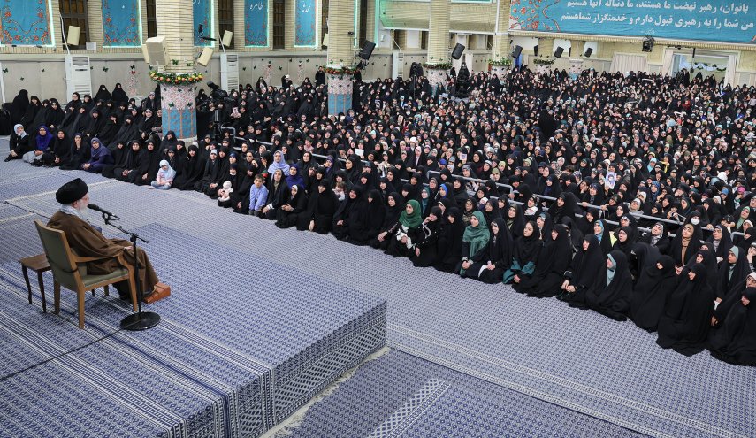 دیدار هزاران نفر از زنان و دختران با رهبر معظم انقلاب