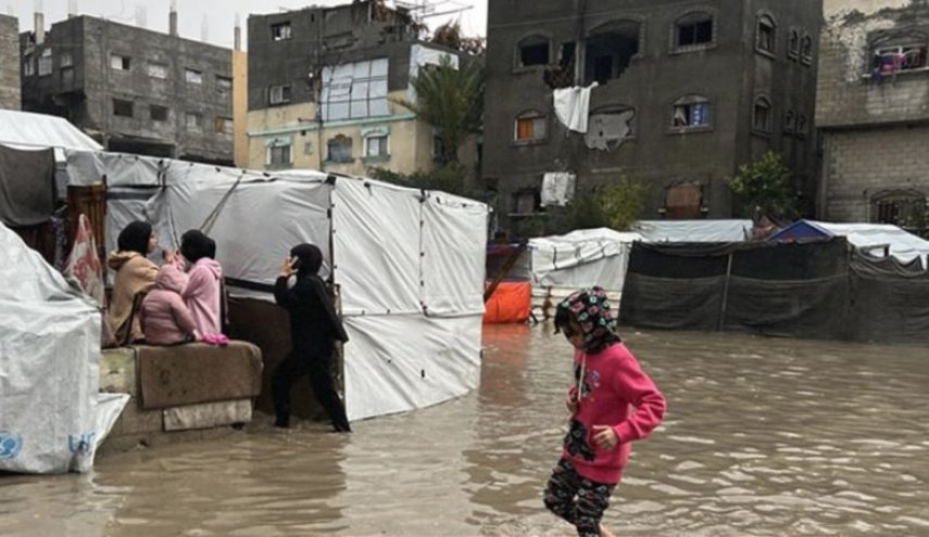أمطار غزيرة تغرق آلاف خيام النازحين في غزة