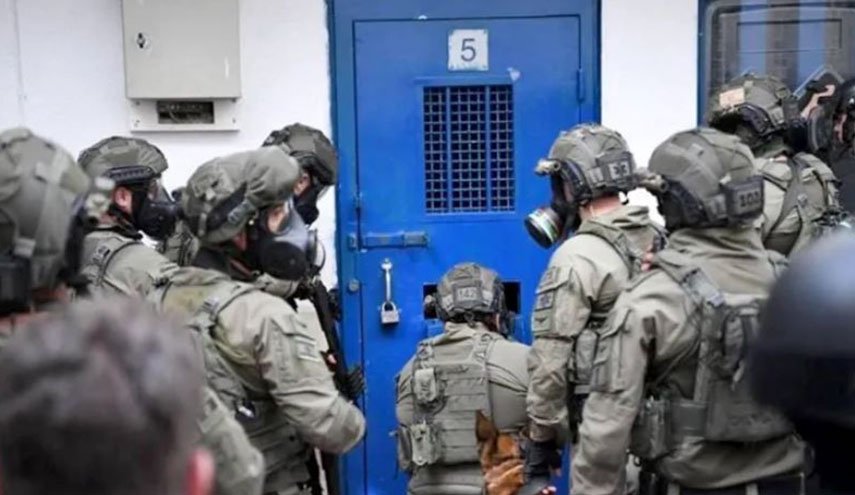 شهادة صادمة لصحفي محرر.. تعذيب واغتصاب داخل سجون الاحتلال