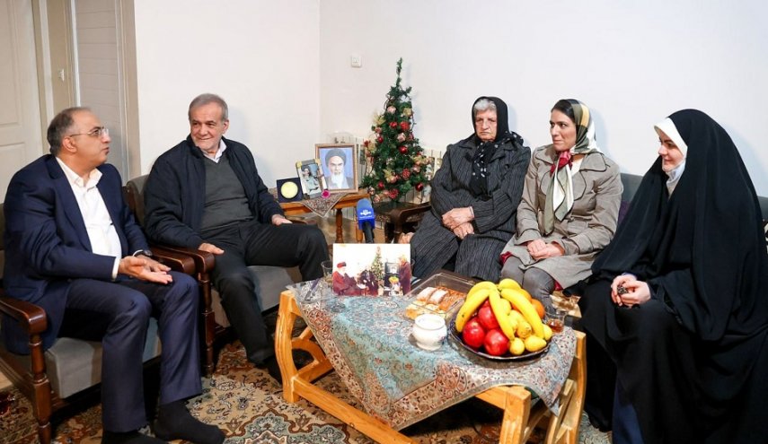 بمناسبة ميلاد السيد المسيح.. بزشكيان يزور أسرة شهيد مسيحي