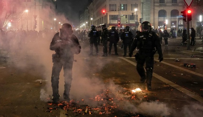 ألمانيا.. اعتقال نحو 430 شخصا وإصابة العشرات من رجال الشرطة ليلة رأس السنة
