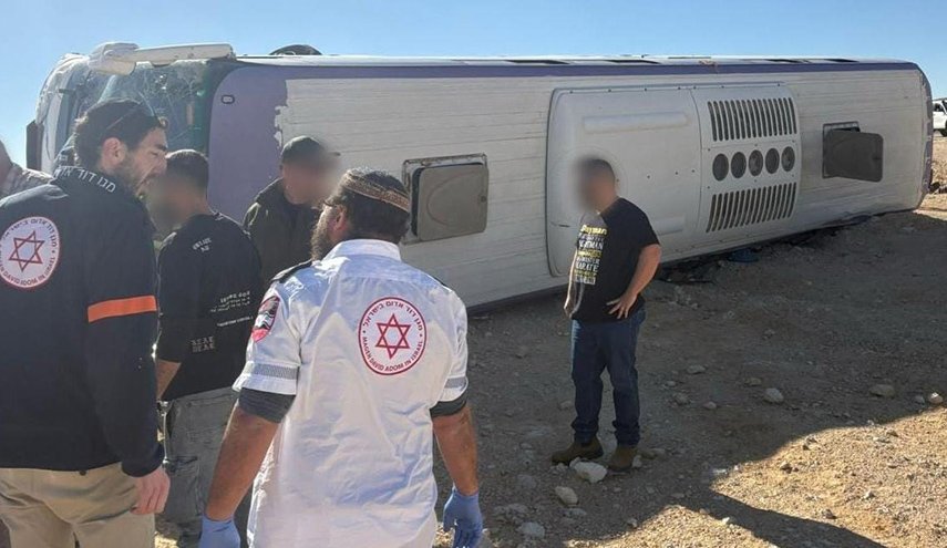 إصابة 27 جنديا إسرائيليا إثر انقلاب حافلتين في النقب