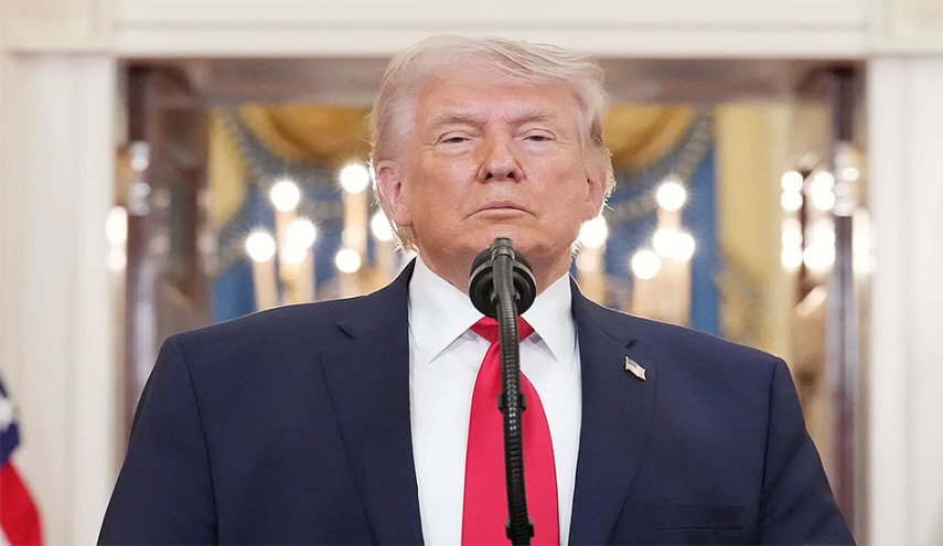 استطلاع جديد للرأي: معظم الأمريكيين يدعمون عزل دونالد ترامب