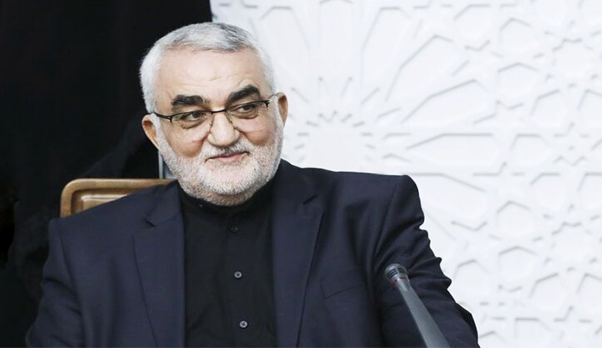 القائد يؤكد على ضرورة تعزيز الردع الدفاعي والحضور الدائم للشعب بالميدان