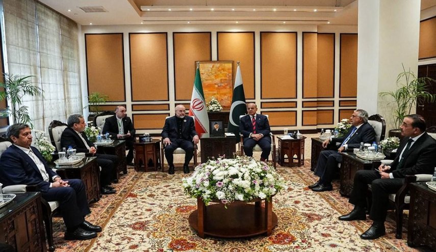 الوفد الإيراني المفاوض يلتقي رئيس الوزراء الباكستاني باسلام آباد
