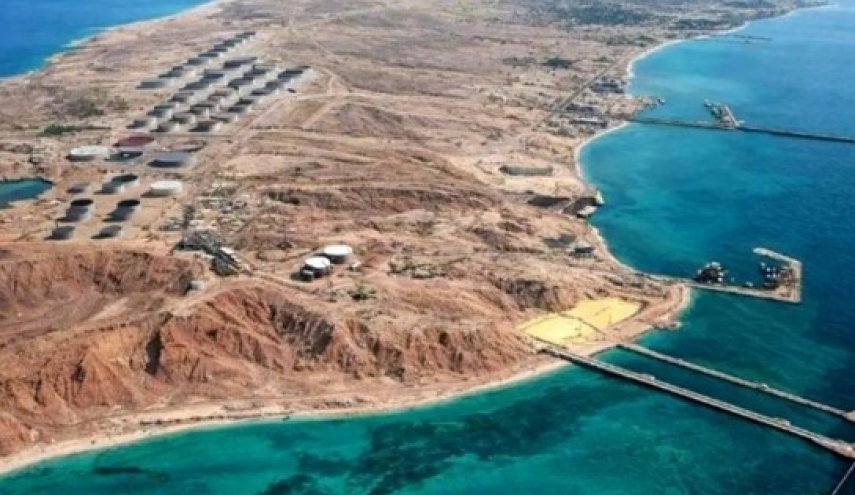 ما هي حقيقة البقع النفطية المرصودة في محيط جزيرة 