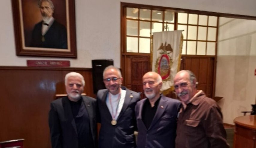 منح وسام 'بينيتو خواريز' لشعوب إيران ولبنان وكوبا