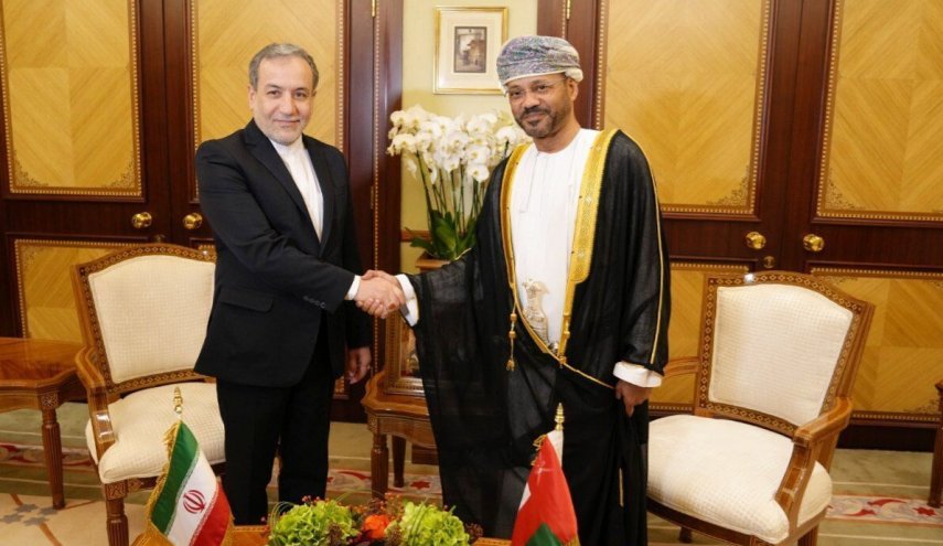وزير خارجية ايران يبحث مع نظيره العماني مضيق هرمز وإدارته مستقبلا
