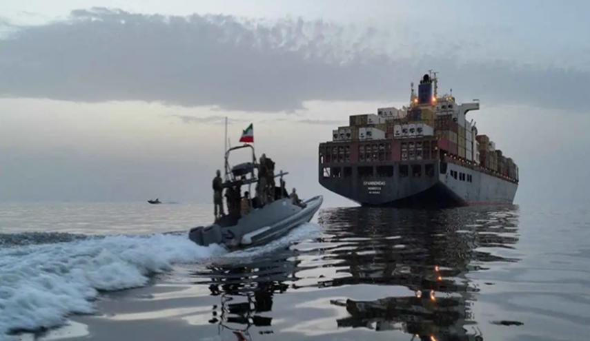 سماع دوي 3 انفجارات في ميناء كل من بندرعباس وسيريك جنوبي إيران