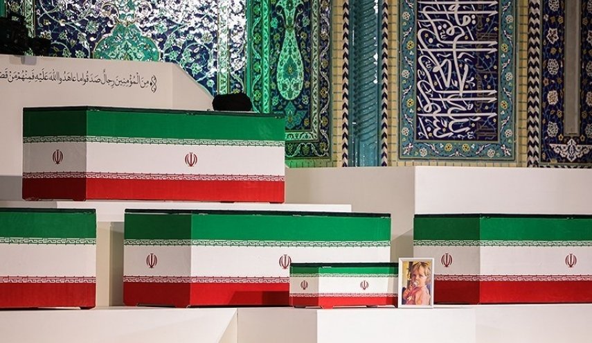 شاهد بالصور.. الضيوف الاجانب يؤدون الاحترام للجثمان الطاهر للإمام الشهيد
