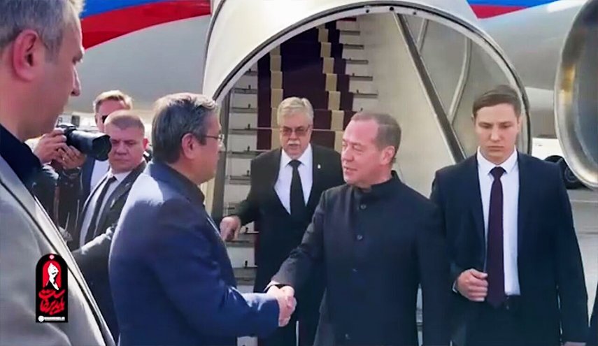 ديمتري مدفيديف في طهران لحضور مراسم تأبين القائد الشهيد