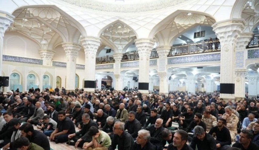 افتتاح أبواب مصلى الإمام الخميني(رض).. والمعزون يؤدون صلاة الفجر
