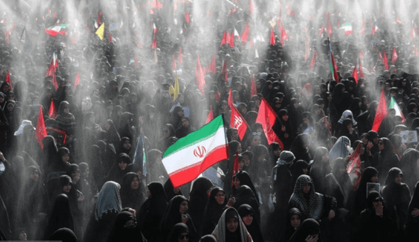 الجماهير تقضي ليلها إلى جوار جثمان القائد الشهيد (رض) في مصلى طهران
